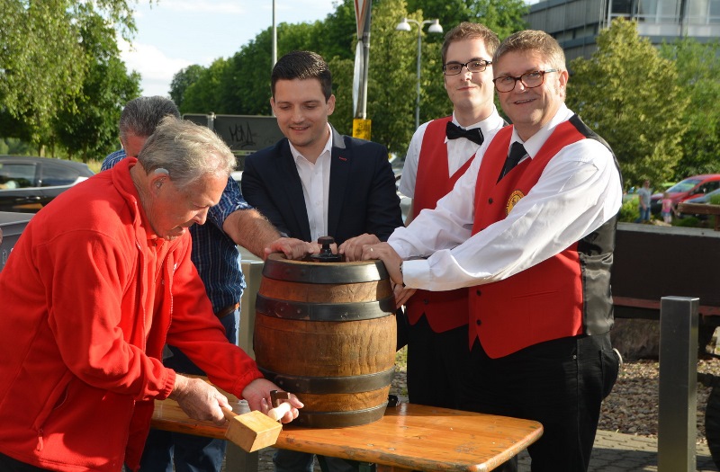 Nach dem traditionellen Fassanstich durch "Glasspatzen"-Ehrenpräsident Dieter Wilhelm am Kirmessamstag fanden an allen Festtagen viele Besucher den Weg zum Kirmesbiergarten.