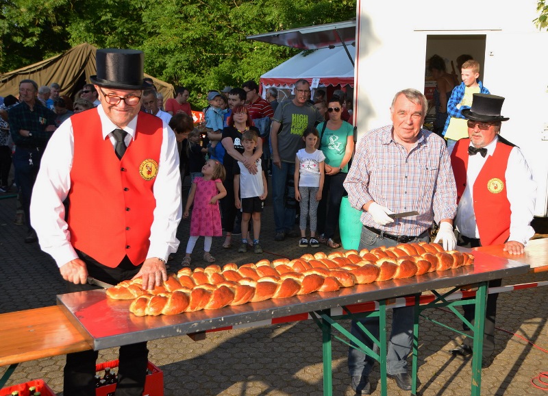 Traditionell luden die "Glasspatzen" anschließend zum Kranzkuchenessen ein. Gespendet wurde er wie in den Vorjahren von Ehrensenator Helmut Barbrake, der diesmal persönlich für die Verteilung des Kuchens sorgte.